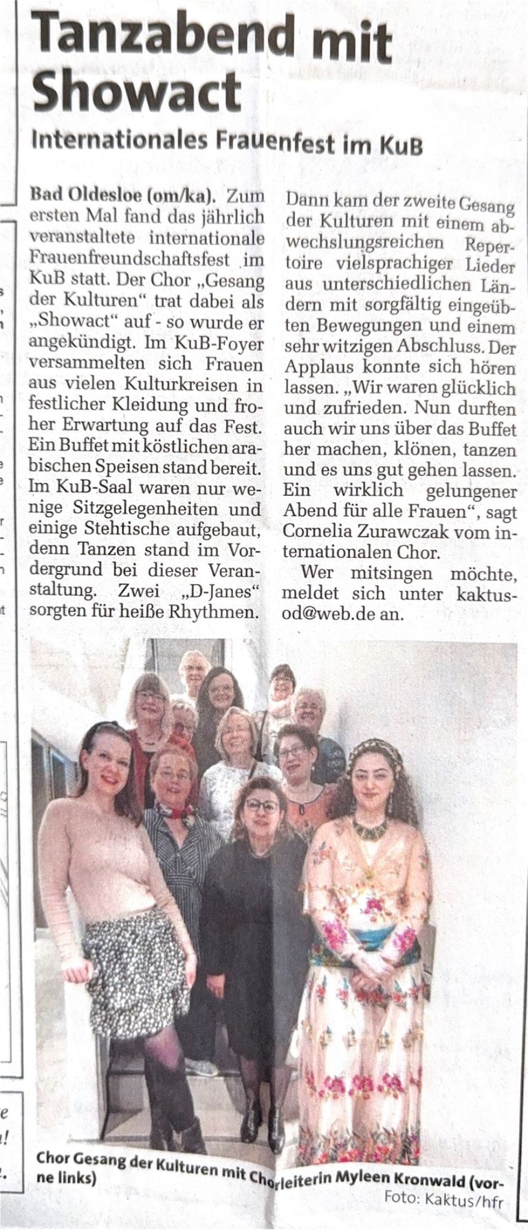 Chor „Gesang der Kulturen" mit Chorleiterin Myleen Kronwald beim internationalen Frauenfest in Bad Oldesloe